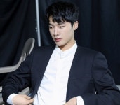 하민공방 | '에이틴' 김동희, 훈훈한 슈트핏 '멋있음 한도 초과'…김도완 "굿"