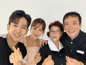 '류필립 아내' 미나, '엄마나기수' 부부와 손하트…'남편과 나이차 궁금해'