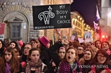 미국 유명 래퍼 티아이의 18세 딸 처녀막 검사…뉴욕시 처녀성 검사 금지법 추진