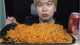 시청자 모르게 음식 먹뱉하는 먹방 유튜버…시청자 기만
