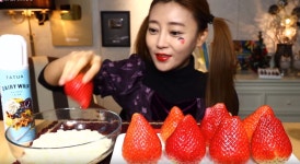 유튜버 도로시(민가인), 대왕 딸기 먹방 선보이자 일본인 반응이…이 딸기는