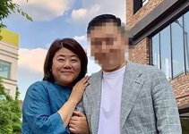 '기생충' 배우 이정은, 결혼 오해 받는 이유는?…남편과 찍은 사진 눈길 
