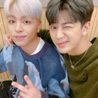 아이콘(iKON) 송윤형, 구준회에 유쾌한 '생일 축하'…