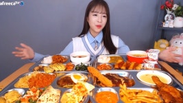 유튜버 쯔양, 급식 인기메뉴 먹방 도전 스파게티부터 카레까지