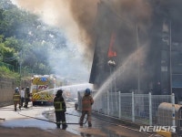 고양 설문동 물류창고에서 불…건물 3개동 전소