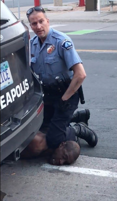 흑인 목 눌러 숨지게 한 미국 경찰관 '살인 혐의'로 체포후 기소…9분간 목 눌러 | 포토뉴스