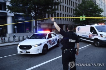 [종합] 트럼프, 총격소리에 백악관 브리핑룸서 황급히 퇴장…비밀경호원 무장남성에 총격