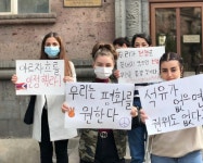 한글 팻말을 들고 거리로 나온 소녀들의 진짜 이유(전세계에 있는 아미들 도와줘요)