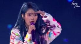 러브포엠 콘서트 레전드…아이유,내 손을 잡아 콘서트 영상 직접 공개