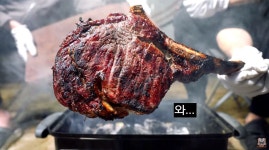 유튜버 고기남자, 동해 바다서 7cm 토마호크·킹크랩 먹방→아픔 고백