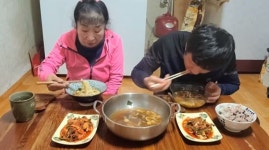 전혀 다정해 보이지 않아…다정한부부, 주작 논란에도 먹방 업로드