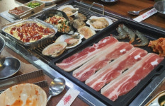2TV 저녁 생생정보-가격파괴Why 강원도 강릉시 제철 조개구이+냉동 삼겹살 무제한 맛집, 위치는?