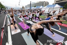 온라인에서 화제가 되고 있는 여성들이 요가를 하는 7가지 이유