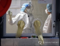 코로나19 확진자 오후 6시까지 422명…서울 140명·경기 134명·경남 42명