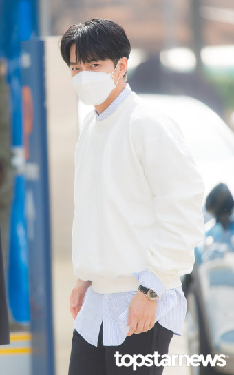 [HD포토] 이승기, '훈훈한 눈빛' (두시탈출 컬투쇼 출근길)