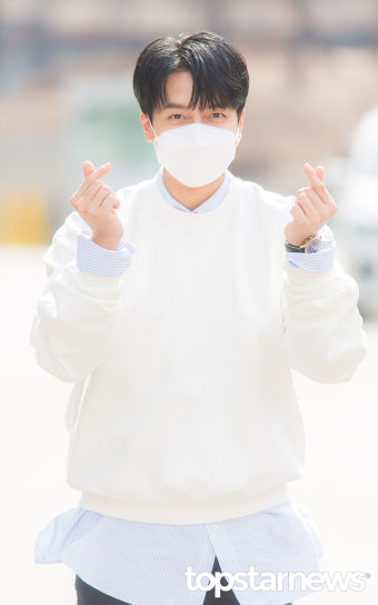 [HD포토] 이승기, '왜 귀엽지?' (두시탈출 컬투쇼 출근길)