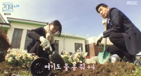 손현주의 간이역 임지연, 화단심기 진두지휘 능주역에 꽃 가득 (2)