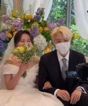 방탄소년단(BTS) 제이홉, 누나 정지우 결혼식에 금발로 등장…감동의 축사까지