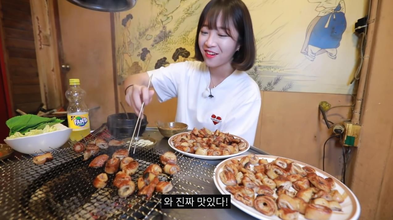 유튜버 히밥, 월 1억원 수익 공개...누적 수익 50억원 근접