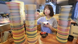 초밥 입맛 높은 편인데…유튜버 쯔양, 회전 초밥 112그릇 먹방