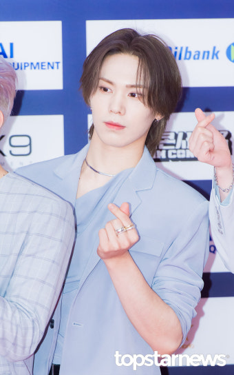 [HD포토] 아스트로(ASTRO) 라키, '진지한 손하트' (2021드림콘서트)