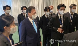 방탄소년단 열정페이 보도에 탁현민 조선일보 악의적 오보…근거없이 폄훼하는 못돼먹은 버릇