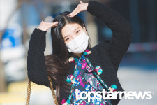 [UHD포토] 레드벨벳(Red Velvet) 조이, 러비가 원하는 눈맞춤 (SBS TV 동물농장 출근길)