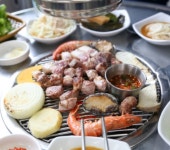 생방송투데이-고수뎐 제주 서귀포 흑돼지 고깃집, 풍미를 정점으로!…대박신화 순천 웃장, 가마솥토렴국밥 & 돼지국밥·수육 맛집 위치는?