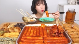 소소하게 먹어보겠다…유튜버 쯔양, 가래떡 떡볶이→유부롤 먹방 공개