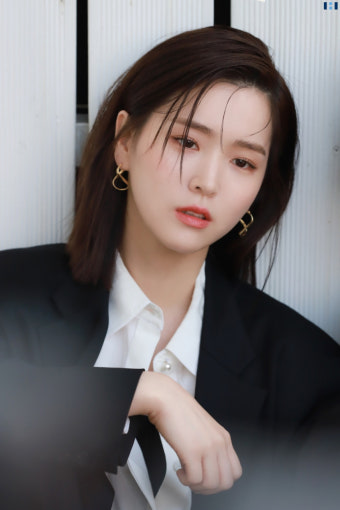 배우 김지은, 팜므파탈 매력 발산한 화보 비하인드 컷 공개