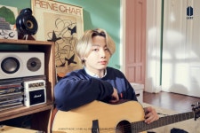 세젤예 정국이♥ 방탄소년단 정국 통기타 든 순정 만화 남주 아우라X만개한 금발 꽃미남 자태...비현실 무드 팬심 설렘