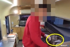 물티슈를 찜기 안에…부산 서면 유명 토스트집 위생 논란