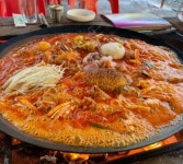 생방송투데이 양주 장흥 맛집, 한방백숙·가마솥닭볶음탕 계곡식당 & 흑임자라떼 디저트카페…인천 영종도 오션뷰 베이커리카페 위치는?