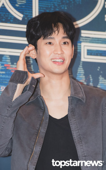 배우 김수현, 아이유와 친분 여전…'콘서트 티켓팅' 성공했나?