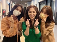 선물 대신 내돈대산…박하선, 신애라와 하희라 연극 러브레터 관람