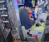 신화 신혜성, 담배 물고 편의점 들락날락…제대로 만취했네