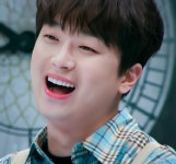 `톡파원 25시` 상상 이상의 라테 아트에 놀란 이찬원, 각종 차트 1위 주인공으로 대세 입증