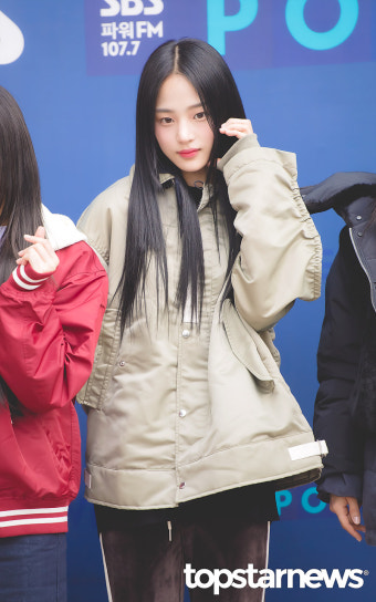 [HD포토] 뉴진스(NewJeans) 민지, '러블리 볼하트' (두시탈출 컬투쇼 출근길)