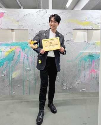 `대세의 위엄` 이찬원, 한터차트 하프밀리언셀러 인증패 수상...초동 판매량 500K달성