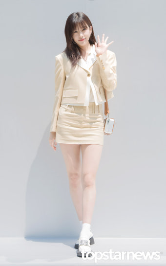 아이브(IVE) 안유진, '러블리 손인사' (리모와 포토콜) [HD포토]