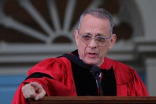 톰 행크스, 하버드대 졸업 축사…진실을 수호하라