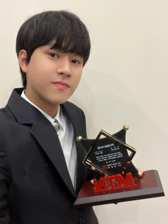 이무진, 15일 실시간차트 통합점유율 33위(7회, 776점, 0.8%)…'강력한 음원파워 입증하며 기대감도 쑥쑥'