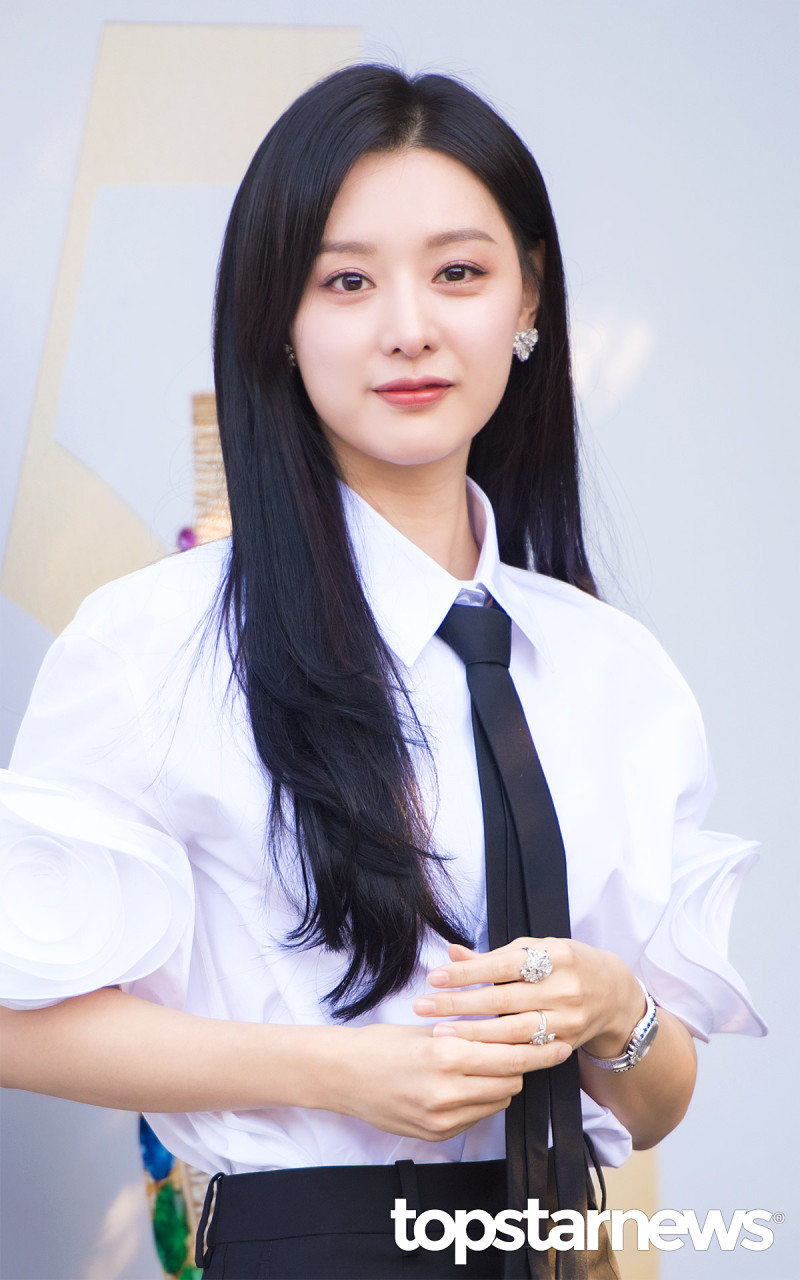 윤하는 김지원과 친해져 태양의 후예 출연 소식에서 이야기 나눴다.