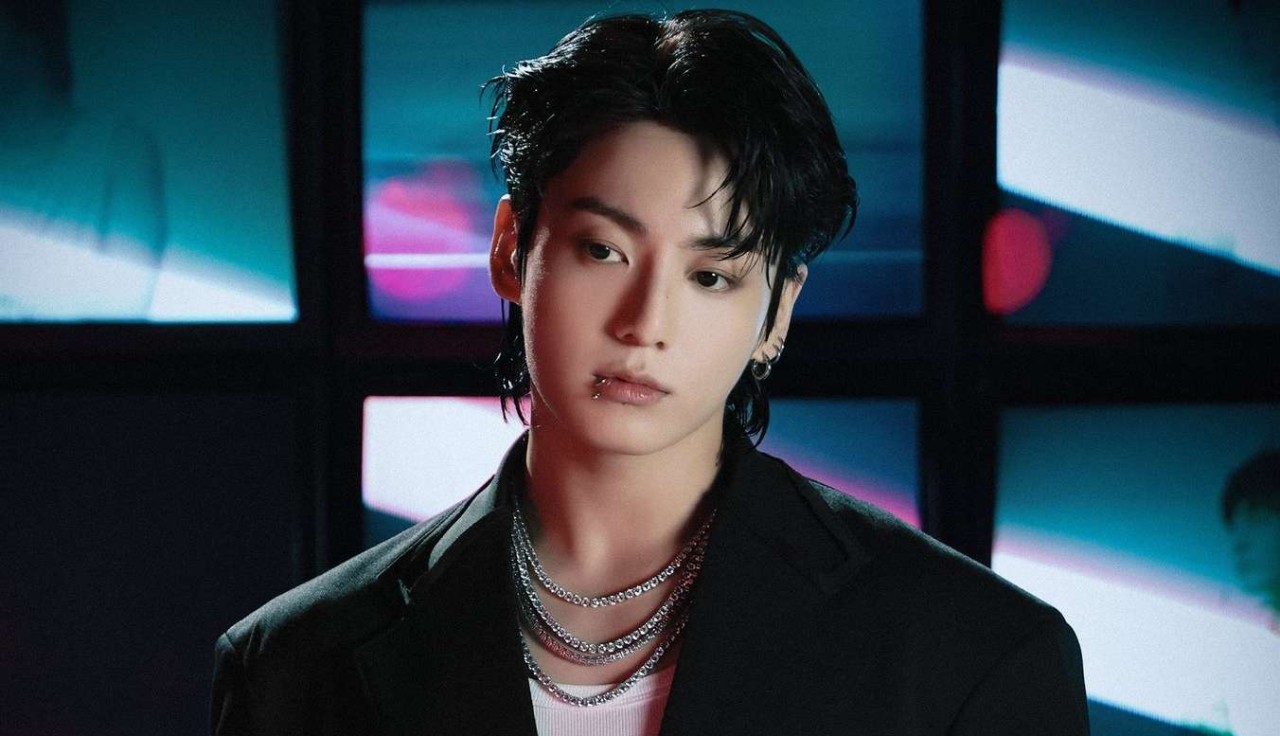 정국, 빌보드 뮤직 어워즈서 2관왕 수상! 골든으로 톱 K팝 앨범, 스탠딩 넥스트 투 유로 톱 글로벌 K팝 송 부문 수상