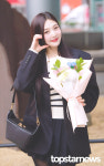 레드벨벳 조이, 팬이 준 꽃다발 들고 러블리하게 (동물농장 출근길) [HD포토]