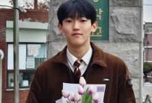 박연수 아들 송지욱, 벌써 중학교 졸업…늠름한 자태 몰라 보겠네