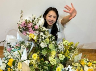 '원더걸스 출신' 안소희, 꽃다발 품에 안고 활짝…연극 '클로저' 첫공 마친 소감 보니