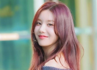 가수 권은비, 컴백 앞두고 건강 이상…'2024 위버스콘 페스티벌' 불참 (전문)