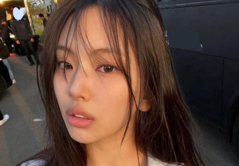 '발등 부상' 뉴진스 혜인, 일본 도쿄돔 팬미팅 참석…어도어 측 