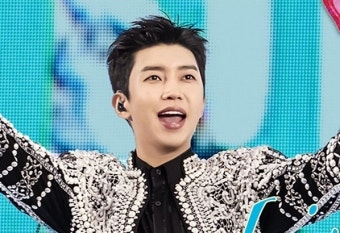 가수 임영웅, 상암 콘서트 실황 영화 개봉 전 데뷔 8주년 맞이…